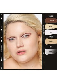 Blond person med lys hud, iført kastanje- og nude øyenskygge med vinge eyeliner, nude ansiktsmakeup og klare glansfulle lepper.