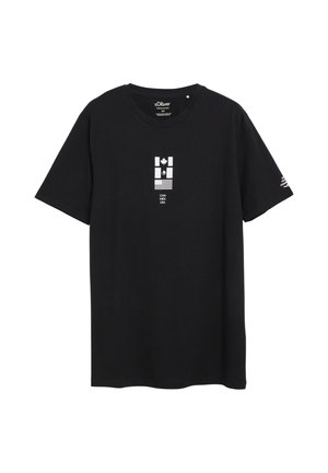 Schwarzes s.Oliver T-Shirt mit Rundhalsausschnitt und weißem Motiv der kanadischen, mexikanischen und US-Flaggen sowie dem Text „CAN MEX USA“ mittig auf der Vorderseite.