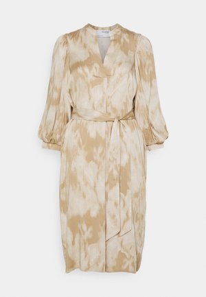 Beige en witte midi-jurk met een patroon, lange pofmouwen, V-hals en een bijpassende stoffen riem die om de taille is geknoopt.