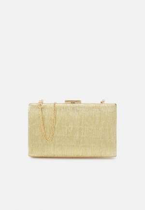 Clutch dorado con una superficie texturizada, forma rectangular y una correa de cadena. Presenta un cierre de broche y sutiles rayas verticales.