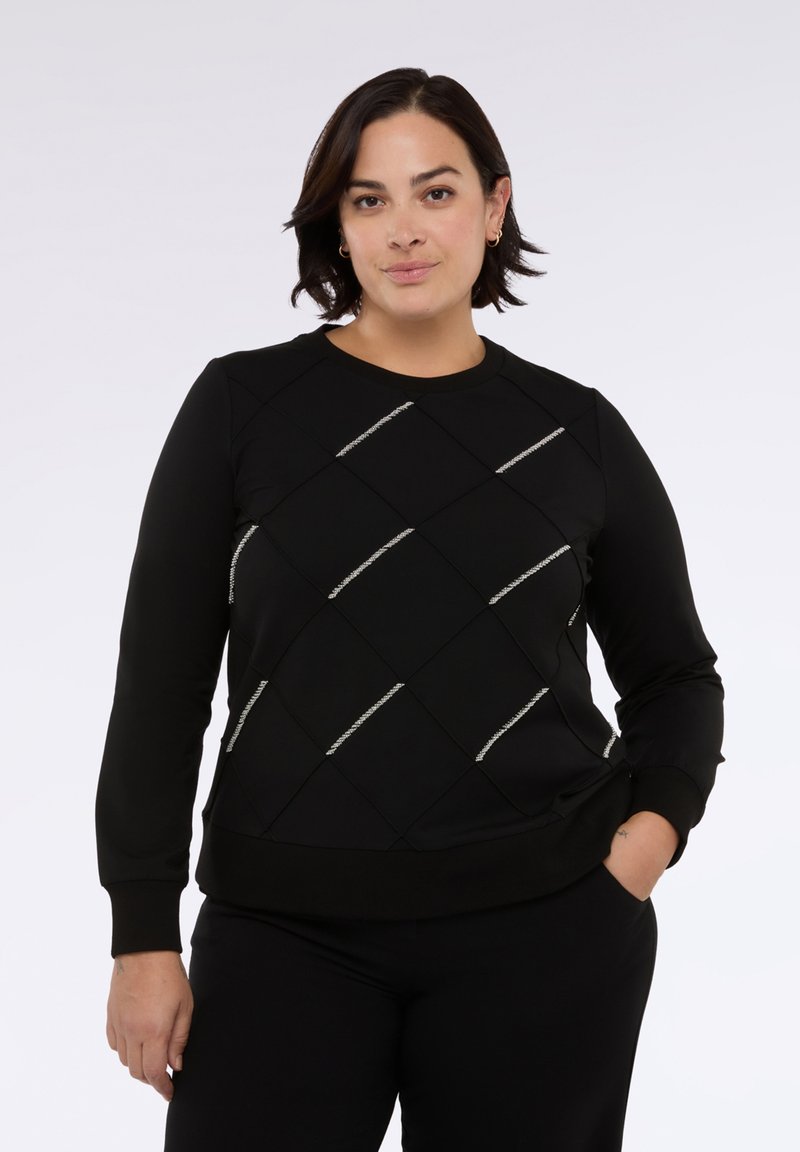 Felpa nera con motivo a rombi trapuntati e cuciture argento. Presenta maniche lunghe e scollatura rotonda. Tessuto elastico.