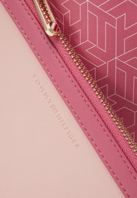 Tommy Hilfiger ICONIC TOTE MONOGRAM - Shopping Bag - english pink monogram