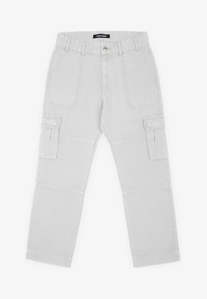 Šviesiai pilki cargo kelnaičiai, pagaminti iš medvilnės, turintys dvi šonines kišenes ir mygtuko užsegimą, su tiesiu kirpimu ir matomomis siuvimo detalėmis.