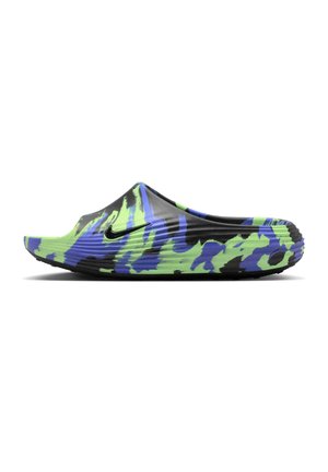Slip-on sandal med ribbet tekstur i sort, grøn og blå camouflagemønster, med en buet sål og sidelogo fra Nike.