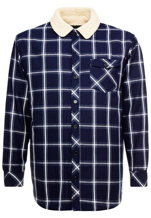 Camisa a cuadros en tonos marino con un cuello de borreguillo sintético, presenta un cierre de botones en la parte delantera, mangas largas y un bolsillo en el pecho con detalle de botón negro.