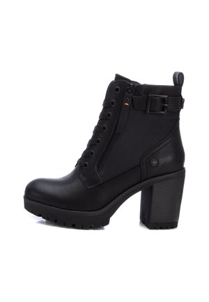 Bottine noire en cuir avec talon épais, lacets à l'avant, fermeture éclair latérale, panneau en mesh et sangle réglable avec boucle.