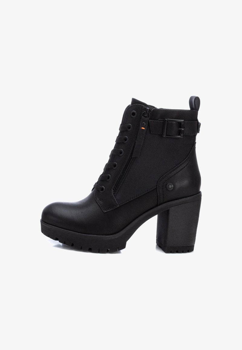 Bottine noire en cuir avec talon épais, lacets à l'avant, fermeture éclair latérale, panneau en mesh et sangle réglable avec boucle.