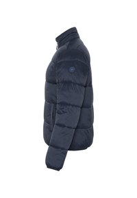 Marineblauer Pufferjacke mit hohem Kragen, horizontalen Nähten, seitlichen Taschen und einem runden Logo auf der oberen linken Seite. Glattes, glänzendes Material.