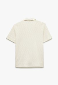 Off-white korte mouwen gebreid polo shirt met een diamantpatroon textuur, van achteren weergegeven op een witte achtergrond.