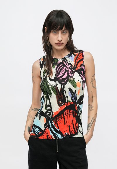 Top fără mâneci cu gulere, cu model floral multicolor și textură ondulată; fundal predominant alb, cu accente vii de roșu, roz și verde.