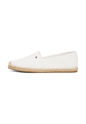 Espadrille en toile blanche avec semelle en jute tressé et petit logo rouge et bleu sur le côté extérieur près de l'ouverture.