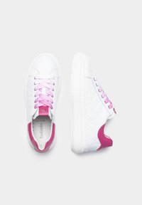 Hvide sneakers med et struktureret design, lyserøde accenter på hælen og snørebåndene, samt en solid hvid gummisål.