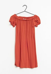 Orangenes Off-Shoulder-Kleid mit kurzen Puffärmeln, gerafftem Ausschnitt und fließender, lockerer Passform. Aus leichtem Stoff gefertigt, hängt es an einem schwarzen Haken.