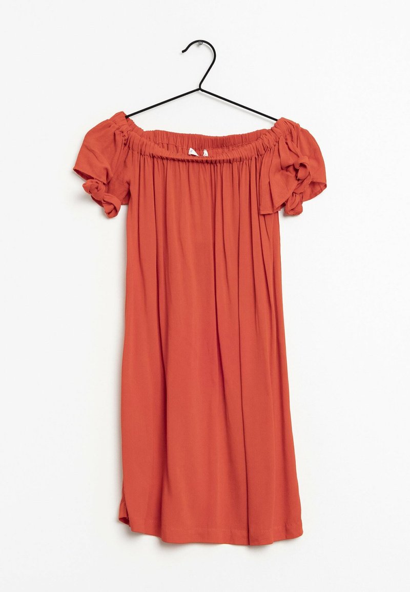 Orangenes Off-Shoulder-Kleid mit kurzen Puffärmeln, gerafftem Ausschnitt und fließender, lockerer Passform. Aus leichtem Stoff gefertigt, hängt es an einem schwarzen Haken.