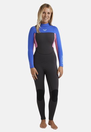 Wetsuit met lange mouwen, met blauwe en roze bovenstukken en een zwart onderste deel; inclusief kniebescherming en Roxy-logo op de mouw.