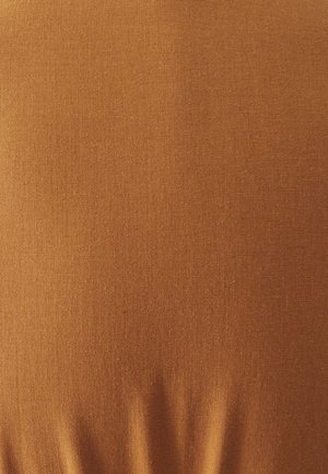 Branntorangefarbener Stoff mit glatter Textur und subtilem Webmuster, das sanft fallende Falten zeigt und eine einheitliche Farbe mit minimalem Glanz aufweist.