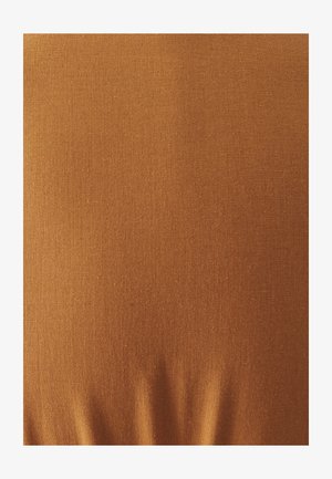 Branntorangefarbener Stoff mit glatter Textur und subtilem Webmuster, das sanft fallende Falten zeigt und eine einheitliche Farbe mit minimalem Glanz aufweist.