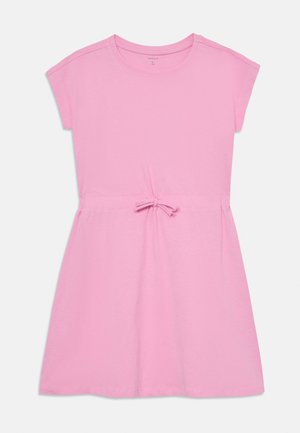 Mädchenkurzarmkleid in Rosa mit rundem Ausschnitt und einer kleinen Schleife in der Taille, gefertigt aus weichem Baumwollstoff.