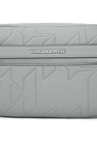 Grå lærveske med et preget geometrisk design. Inkluderer en sølvfarget glidelås og et merket skilt med "KARL LAGERFELD."