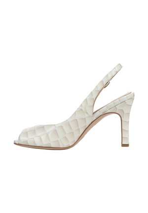 Witte slingbackhakken van kunstleer met een open teen, voorzien van een krokodillenstructuur en een gebogen, hoge naaldhak.