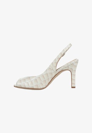 Witte slingbackhakken van kunstleer met een open teen, voorzien van een krokodillenstructuur en een gebogen, hoge naaldhak.