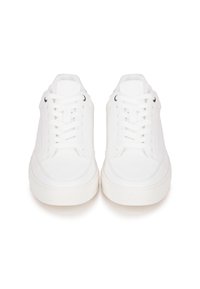 Sneakers bianchi con tomaia in pelle liscia, punta rotonda, lacci piatti e suola in gomma con dettagli di cucitura discreti.