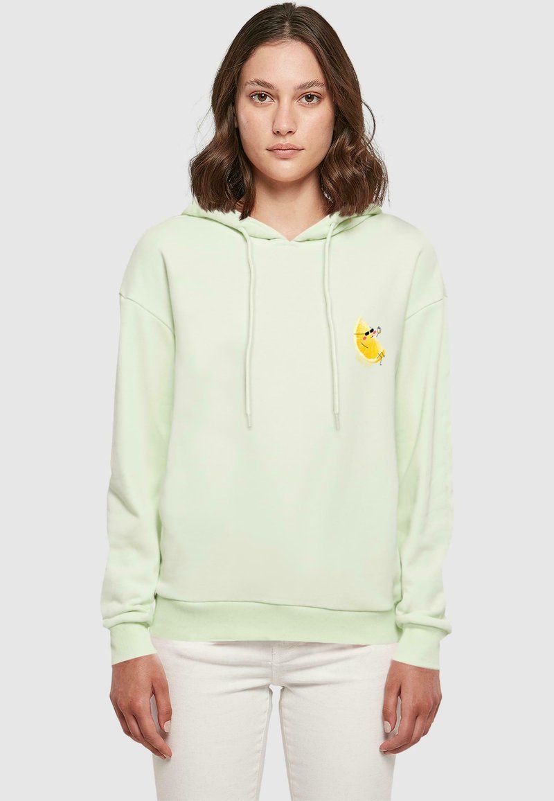 Lichtgroene hoodie met trekkoorden, met een speelse gele geborduurde citroengrafiek op de linkerpunt. Zachte stof, ontspannen pasvorm.