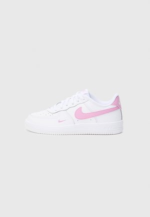 Vita Nike Air Force 1-sneakers med rosa accenter, med övre del i texturerat läder, perforerad tå och gummisula.