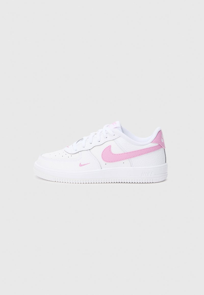 Valged Nike Air Force 1 tossud roosade detailidega, millel on tekstureeritud nahkpealne, auguline varvas ja kummist tald.