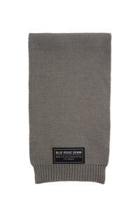 Siv šal iz pletenine s rebrastimi robovi, ki ima pri dnu oznako "BLUE RIDGE DENIM". Material deluje mehak in teksturiran.