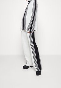 NA-KD Sweter