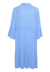 Robe midi bleu clair avec jupe à volants et manches cloche 3/4, présentant un col froncé et une coupe ample.