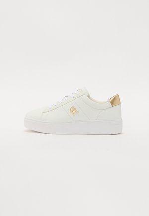 Baskets en cuir blanc avec talon orné d'un accent doré, semelle en caoutchouc blanche et logo doré sur le côté. Caractérisées par un bout rond et un système de laçage.