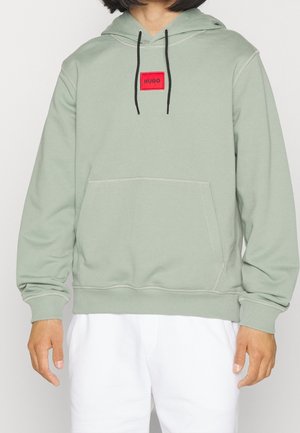 Hoodie vert clair en mélange de coton, doté d'une poche avant, de cordons noirs et d'un patch logo rouge centré sur la poitrine.