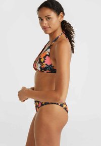 Bikini nero a fiori con vivaci fiori arancioni e rosa, design a collo alto e slip a vita bassa. Texture liscia, forma aderente.