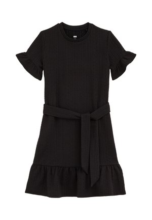Schwarzes kurzärmeliges Kleid mit gerafften Ärmeln und Saum, strukturierter Stoff, rundem Ausschnitt und passendem Stoffgürtel, der in der Taille gebunden ist.