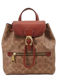 Zaino in pelle marrone con una patta superiore liscia e strutturata, hardware dorato e una tasca frontale con zip. Presenta un motivo caratteristico in tonalità più chiare.