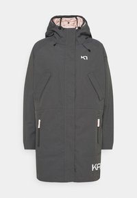 Ciemnoszara wodoodporna parka z kapturem, różowym wykończeniem, bocznymi kieszeniami i białym logo. Posiada pełny zamek błyskawiczny oraz akcenty ze sznurkiem.