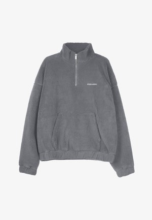 Sivi flis pulover s visokim ovratnikom, polu-zip prednjim dijelom, kenguru džepom i rebrastim manžetama. Sadrži "PEGADOR" logo u bijeloj boji. Mekana tekstura.