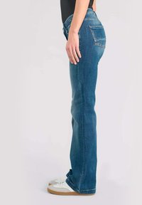 Le Temps Des Cerises TRÈS ÉVASÉ - Flared Jeans - bleu