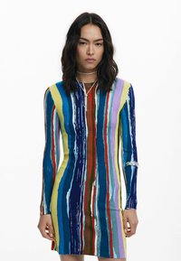 Multicolor gestreiftes Kleid in strukturiertem Rippeneffekt, mit langen Ärmeln, V-Ausschnitt und figurbetonter Silhouette, die unterschiedliche Breiten der Streifen aufweist.