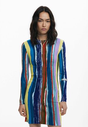 Multicolor gestreiftes Kleid in strukturiertem Rippeneffekt, mit langen Ärmeln, V-Ausschnitt und figurbetonter Silhouette, die unterschiedliche Breiten der Streifen aufweist.