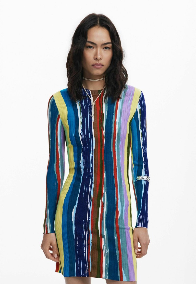 Multicolor gestreiftes Kleid in strukturiertem Rippeneffekt, mit langen Ärmeln, V-Ausschnitt und figurbetonter Silhouette, die unterschiedliche Breiten der Streifen aufweist.
