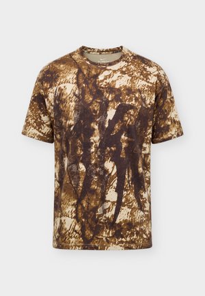 Nike Performance, TEE SUMMIT CAMO - Тениска с щампа - desert khaki