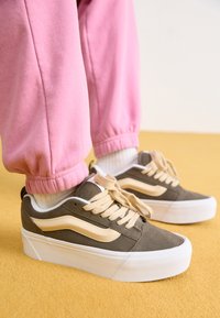 KNU STACK - Skateschuh - bungee
