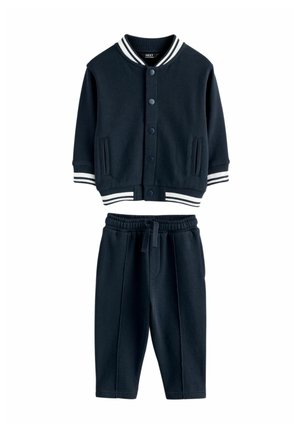 Marineblaue Sweatshirt mit geripptem Kragen und gestreiften Bündchen, kombiniert mit passenden Hose mit elastischem Bund und vorderen Nähten.