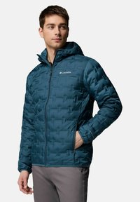 Turkusowa ocieplana kurtka z pikowanym wzorem, przednim zamkiem błyskawicznym i regulowanym kapturem. Logo na lewej piersi i elastyczne mankiety dla lepszego dopasowania.