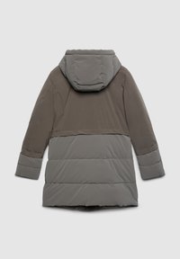 Parka imbottita grigia scura con cappuccio staccabile, tessuto a contrasto testurizzato e motivo a righe orizzontali nella parte inferiore.