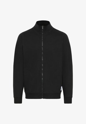 Melnā jaku ar rāvējslēdzēju, augstajā apkaklī, izgatavota no mīkstas auduma, ar divām sānu kabatām un ribotām piedurknēm un jostasvietu.