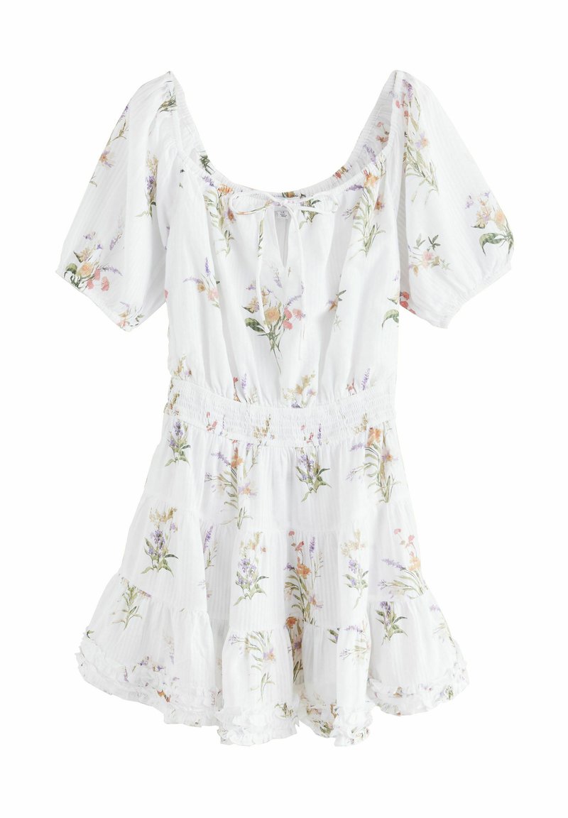 Witte jurk met bloemenprint, voorzien van korte pofmouwen, een gesmockte taille, een gelaagde rok en een gerimpelde zoom. Gemaakt van lichte stof.